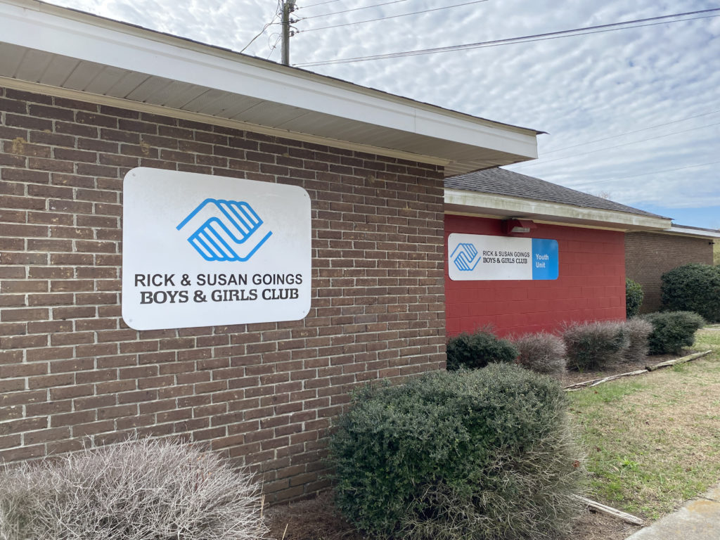 A building with a sign that reads, "Rick and Susan Goings Boys and Girls Club"